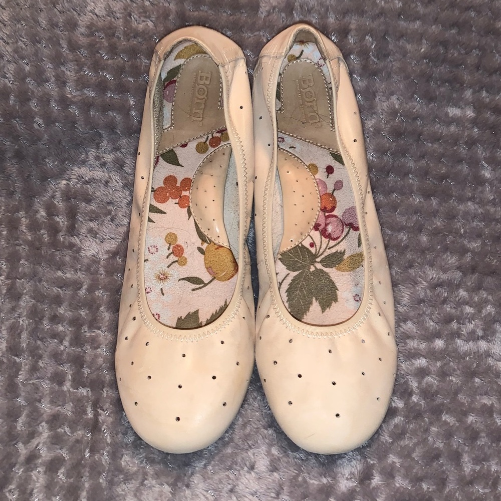 Born leather perforated flats in EUC 😍